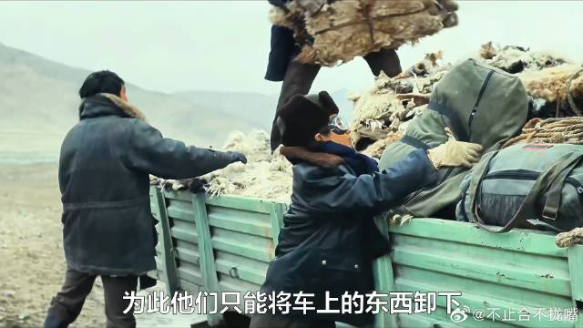 《生命树》巡山队的车陷入泥水，押送盗猎者离开困难重重