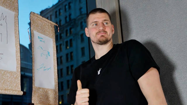 掘金全队画马迎春节，约基奇笔法精妙，这马画的有点东西