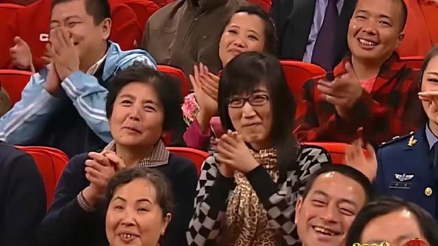 春晚小品《不差钱》，赵本山毕福剑爆笑对话，观众笑得合不拢嘴.