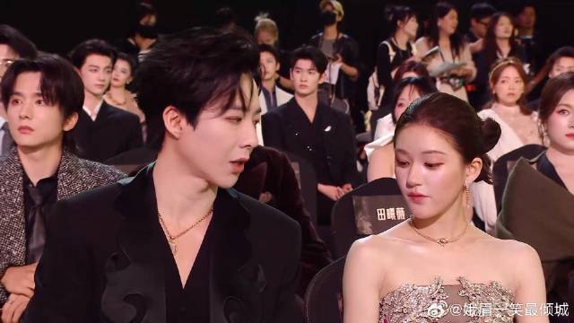 梦回《珠帘玉幕》！刘宇宁赵露思台下热聊八卦，聊太嗨丨星光大赏