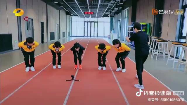 刘宇宁学滑冰遇挑战，高个子难控重心引关注