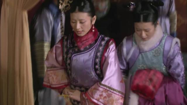 皇后以宽厚示人立威信，华妃借沉贵人迟到挑衅