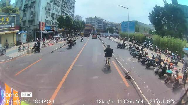 卡车司机行车记录仪拍下骑车女子被碾压身亡，事故责任判定卡车主责