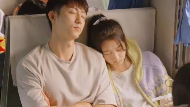 岁月有情时 车厢晃啊晃 ，是少年人笨拙又真诚的温柔， 黄景瑜 关晓彤