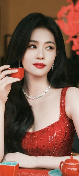 白鹿在2026年春晚上具体表演了什么节目，造型有哪些亮点？