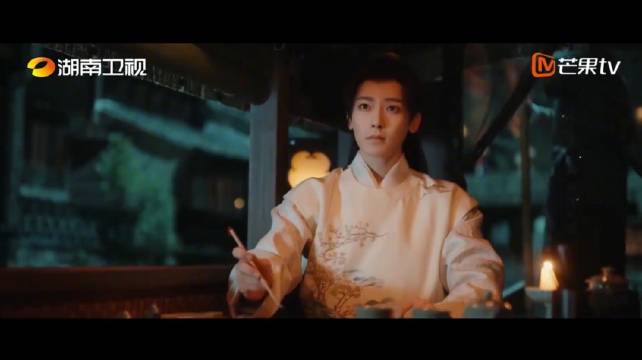 侯明昊演唱玉茗茶骨《落》展现水下激烈打斗