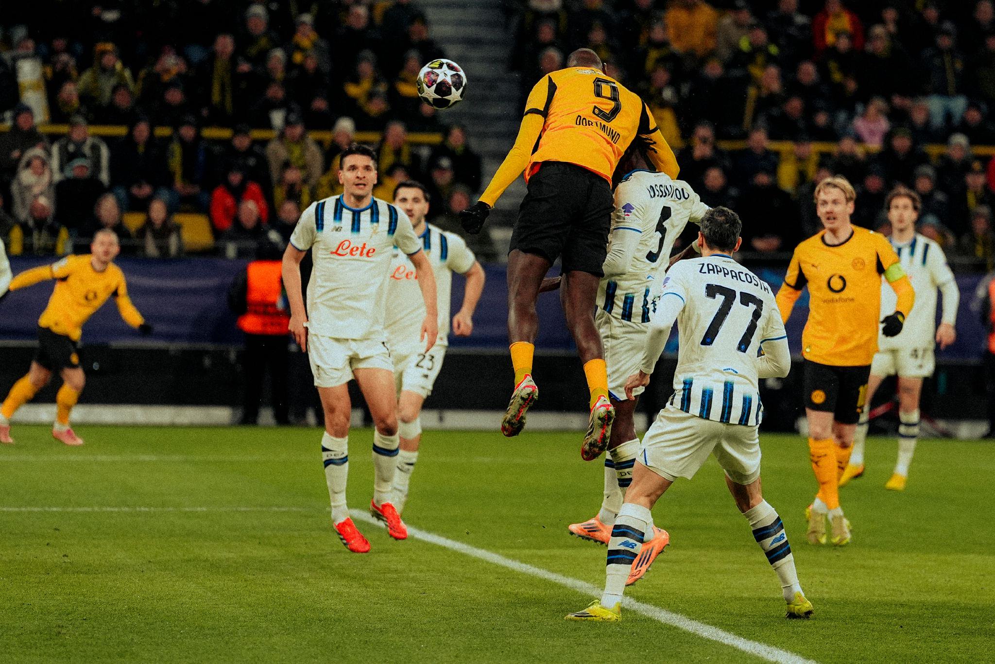 多特蒙德2-0胜亚特兰大，欧冠附加赛占先机