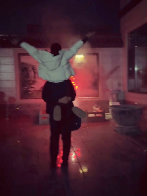 女子为拍视频借哪吒烟花拍摄