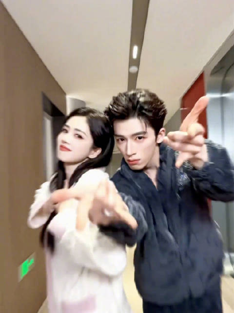 停之停之，现煮泰始橙就这样穿睡衣拖鞋走向拜年