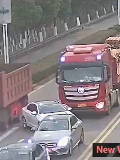 女司机：他不敢撞我！货车司机：我的确不敢撞，但是我没看见你！