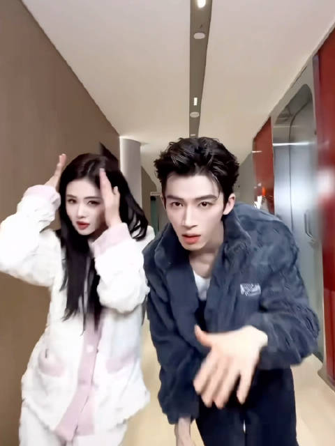 白鹿王星越拖鞋睡衣转场，这么癫的合体营业吗，好会扭好抽象！