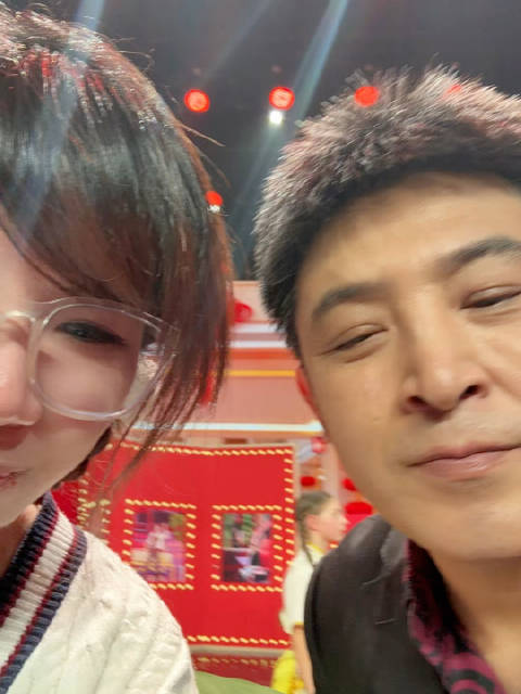 观众与孙涛倪萍后台互动，新春喜剧之夜圆满落幕