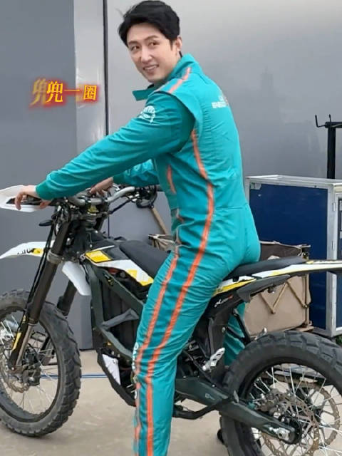 黄景瑜 看见有轮子的一定要骑上兜一圈 林臻东在片场的瞬间