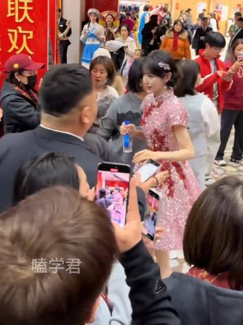 央视春晚后台明星云集，田曦薇周深王一博等亮相