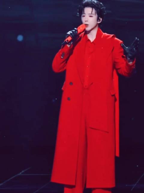 刘宇宁红色外套红色衬衣红色裤子黑色的皮手套