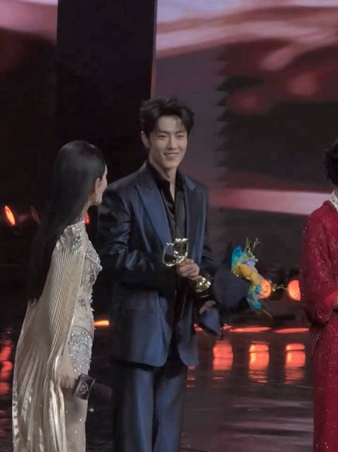 肖战现场切换东北话重庆方言，粉丝直呼听不够