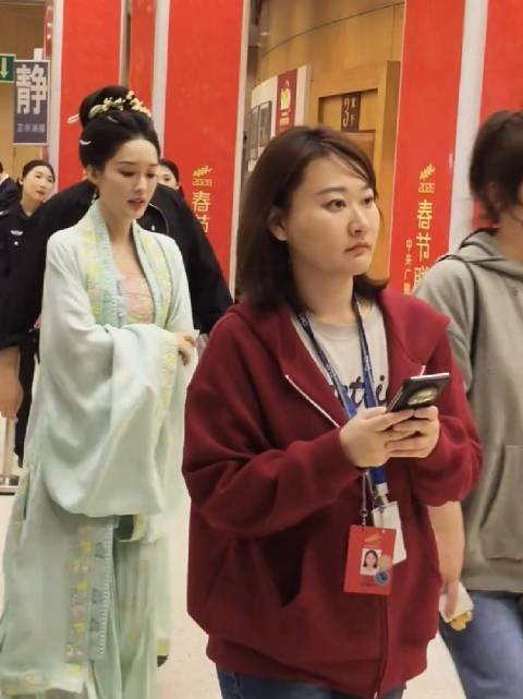 李沁王楚然张钧甯央视春晚后台视频