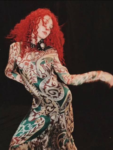 彭小苒红发也太绝了！梅莉达公主同款，蓬松又灵动，美到犯规