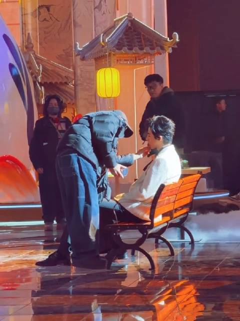 坐在凳子上乖乖补妆的宝儿 侧脸都是迷人的@摩登兄弟刘宇宁 cr 网络