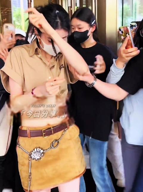 刘浩存卡其色穿搭青春活力，工作人员一路护送显宠爱