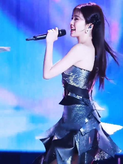 白鹿银黑礼服唱跳《说爱你》，展现元气舞台魅力