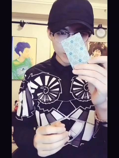 刘宇宁变魔术引粉丝热议，人比牌好看获赞