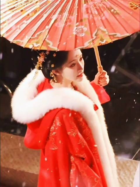 孟子义红衣古装雪中回眸演绎姜桃花娇俏灵动