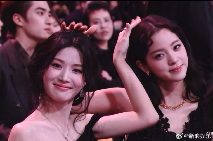 娜娜回应被摸头！揭秘与卢昱晓微博之夜俏皮互动背后的暖心闺蜜情