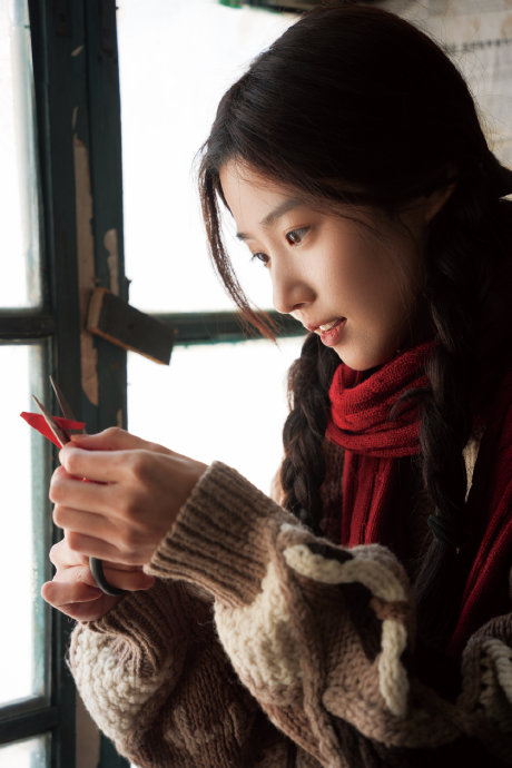 视频中卢昱晓和赵昭仪有哪些让观众觉得好笑的即兴发挥？