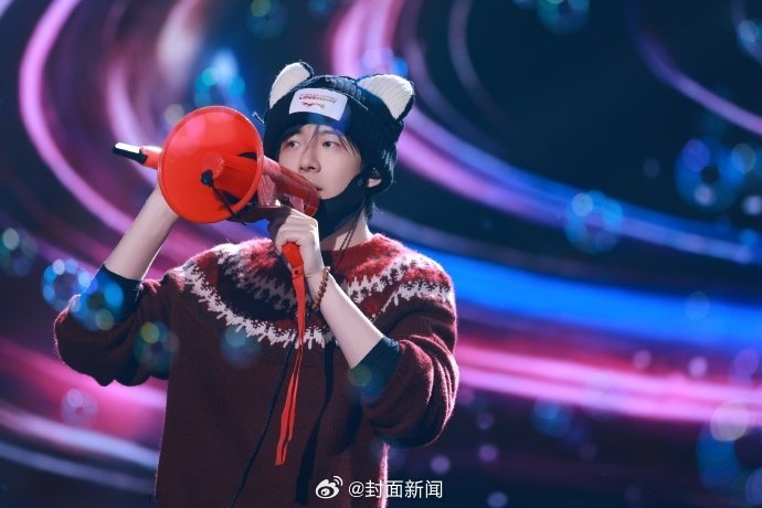 刘宇宁一晚连登三台春晚成“铁人”，观众直呼眼睛不够看