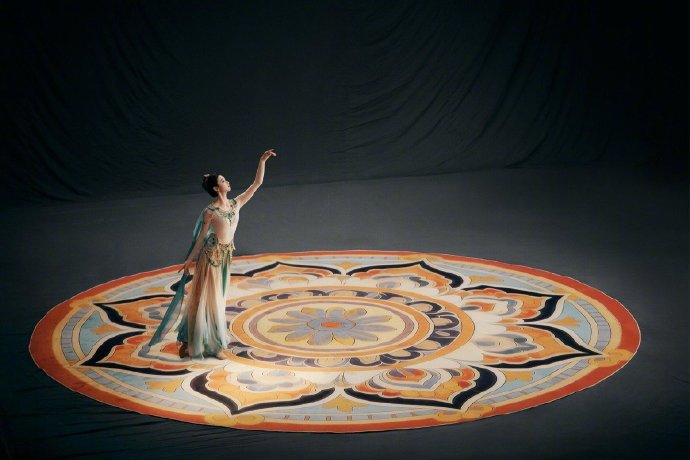 刘浩存在丝路春晚表演的敦煌舞《千年一顾》具体是什么风格？