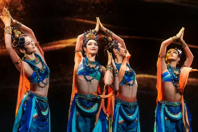 王玉雯薛凯琪张钧甯李兰迪春晚同跳龟兹手势舞