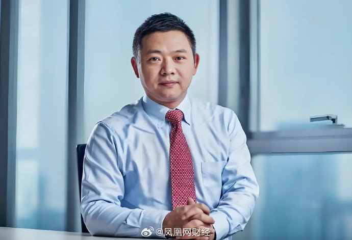 对于村镇银行等中小银行来说，设立首席合规官面临哪些具体挑战？