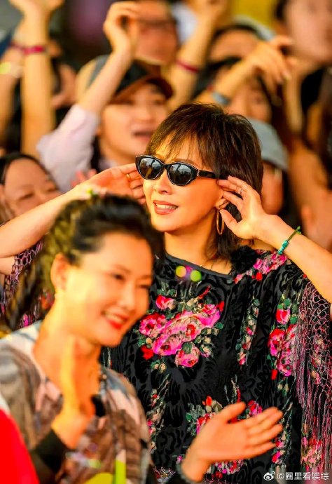 何赛飞的“嗲”为何被形容为浑然天成，与普通撒娇有何不同？