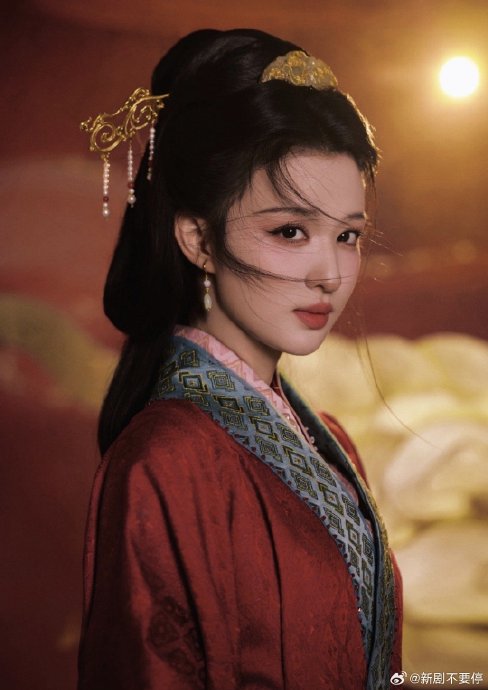 王楚然在春晚后台被沈腾突然提问后，为何会全网走红？