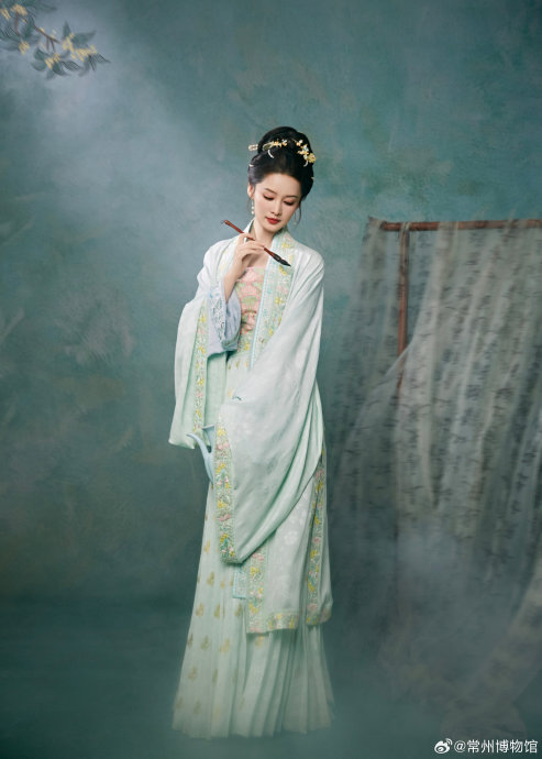 李沁在春晚《贺花神》节目中穿的宋代服饰具体包含哪些部分？