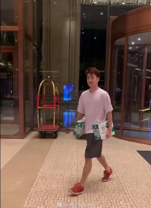 为什么梁伟铿喝白切鸡风味牛奶会引起这么大争议？