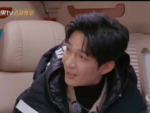 周深陈楚生互动引热议，五分钟内多次击打