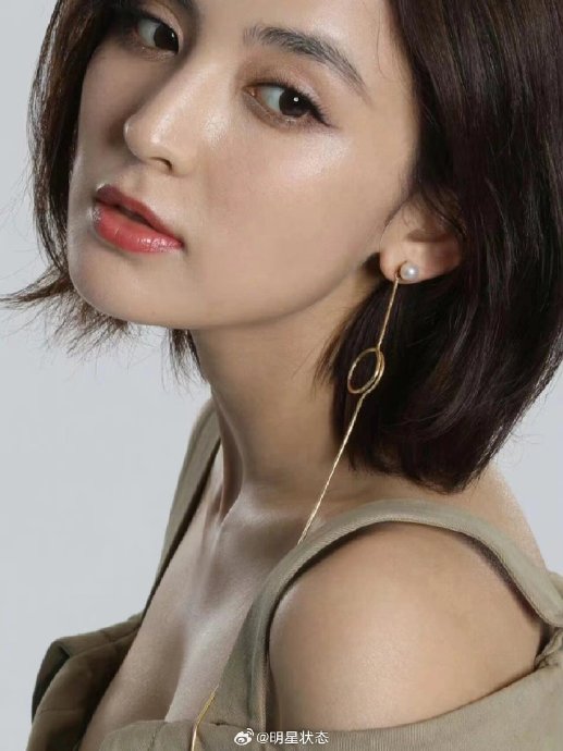 古力娜扎和哪吒在各自的成长故事中，有哪些相似的经历？