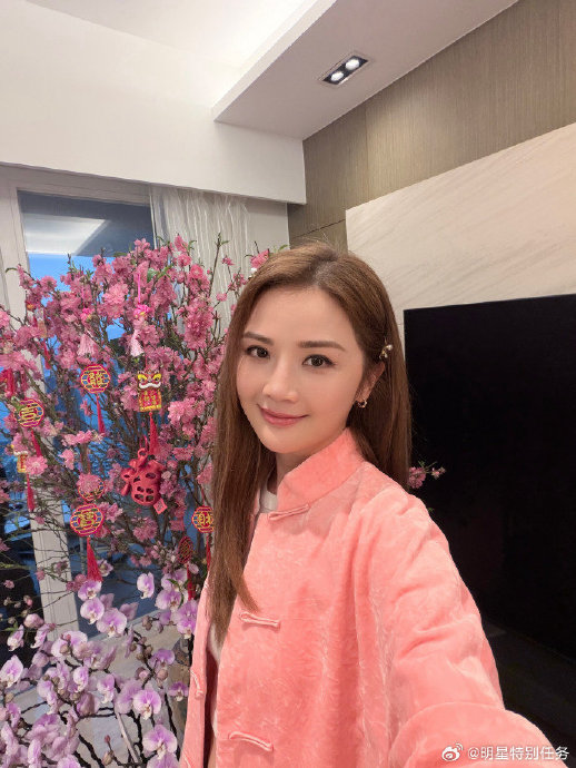 阿Sa晒英皇艺人拜年合照！Twins祖儿穿红衣送福，多年友情引回忆杀