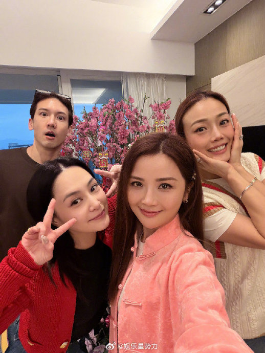 蔡卓妍晒出的英皇拜年合照中，具体都有哪些艺人出镜？