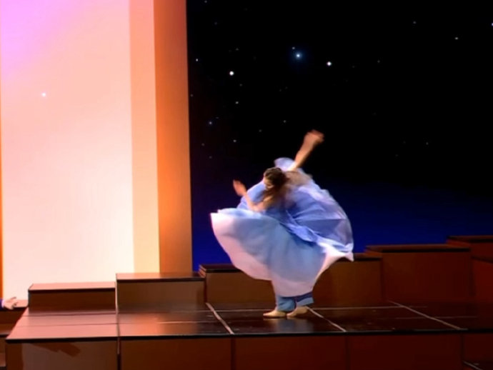 刘浩存春晚《梦底》惊艳出圈！北舞功底+科技舞美，这波口碑逆转你怎么看？