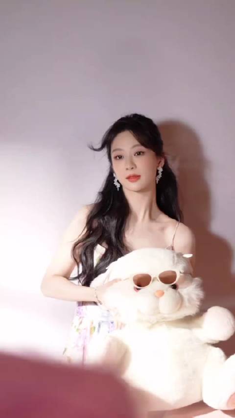 杨紫发文称正义是信仰更是身后雪山大地