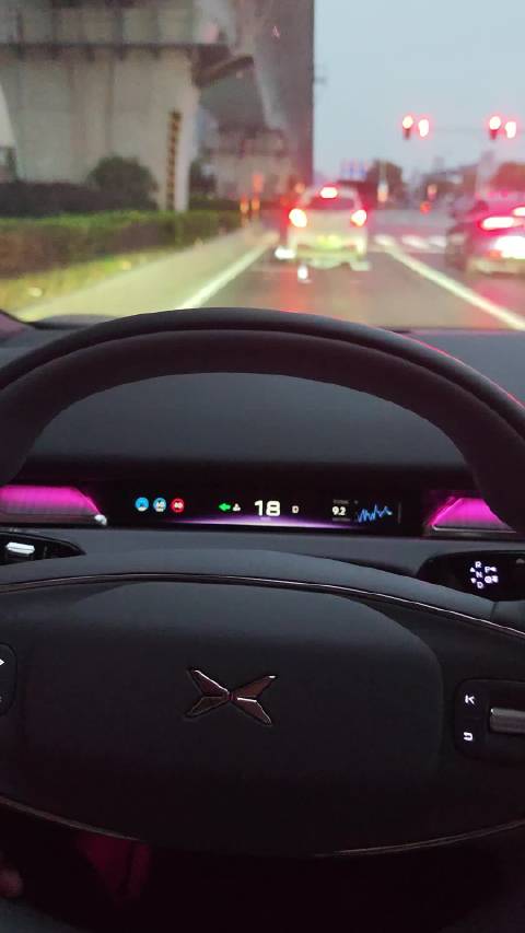 小鹏P7+县城智驾表现稳定，天未亮自动完成充电全程