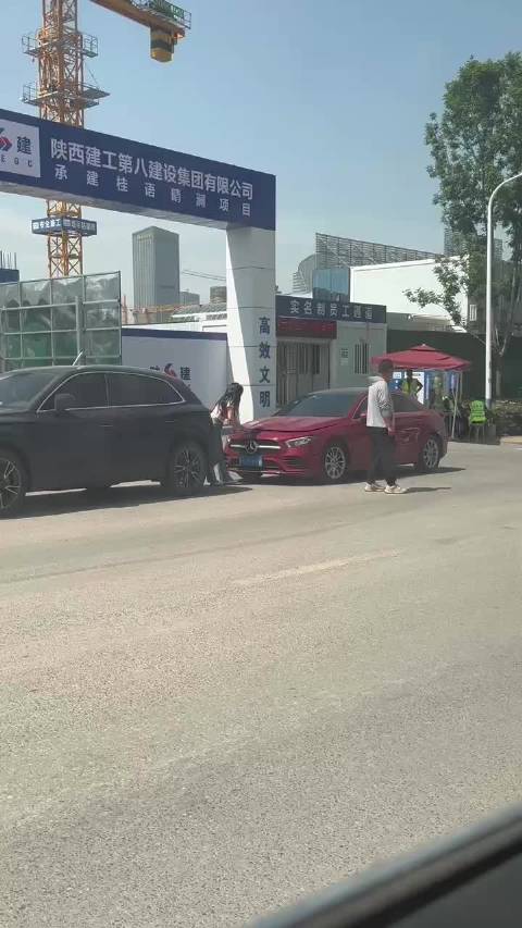 投诉：奔驰的发动机舱盖设计不合理！都让车主用上铁锹了