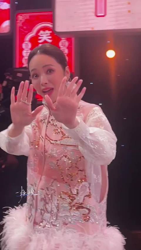 侯佩岑春晚亮相显老态，与欧阳娜娜同框对比引热议