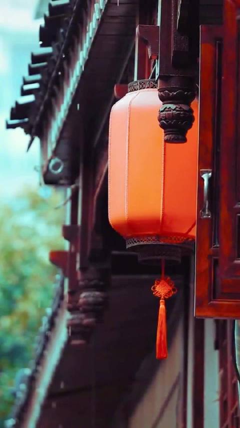 复兴号穿越烟雨驰骋田野，雨水时节载客归家