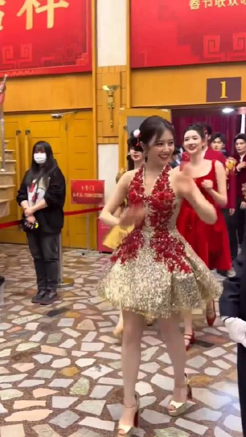 只有我觉得这身素裙比亮片更有气质吗？！王玉雯这体态绝了