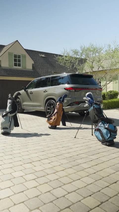 谁家一次带这么多高尔夫球袋，这是拿LX当工具车了呗？