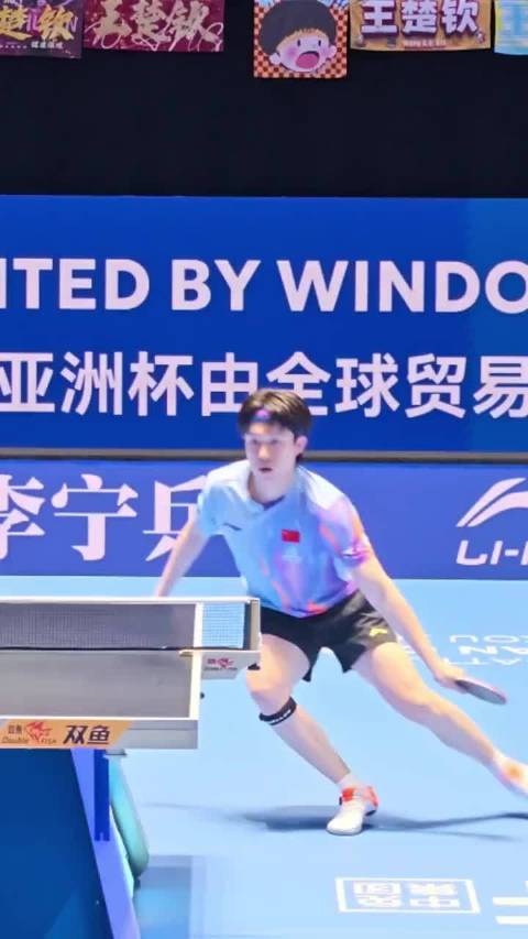 王楚钦跑动好灵活，这个角度就看得清了，这球是怎么过去的